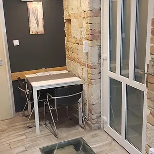 Economy Hollo Apartman